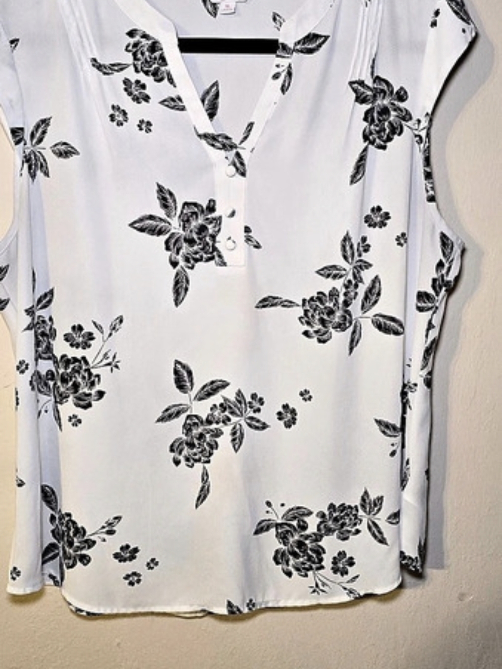 Candie's Floral Blouse in White & Black Size XL
